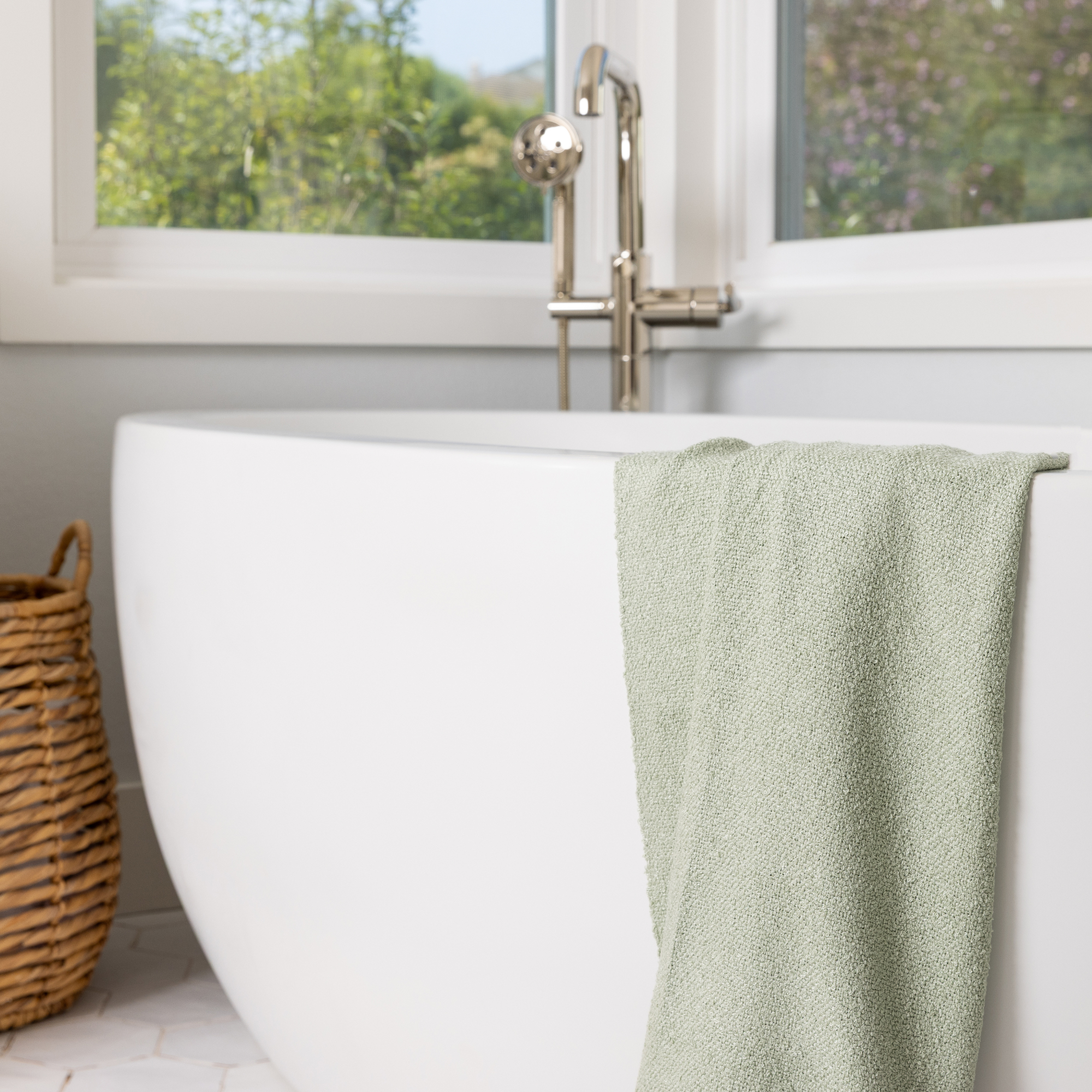 Contrast Trim Solid Bath Towel Set