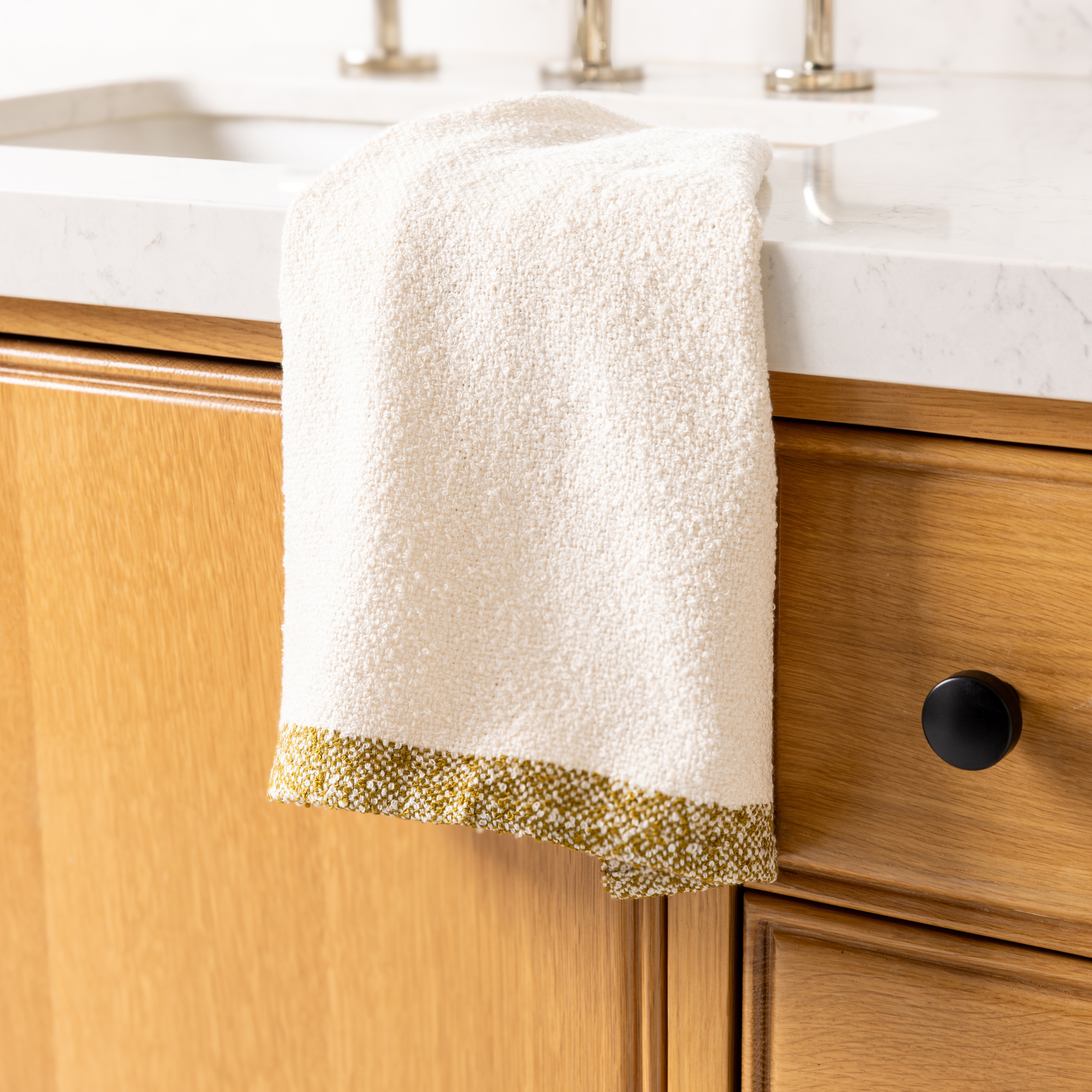 Contrast Trim Solid Bath Towel Set