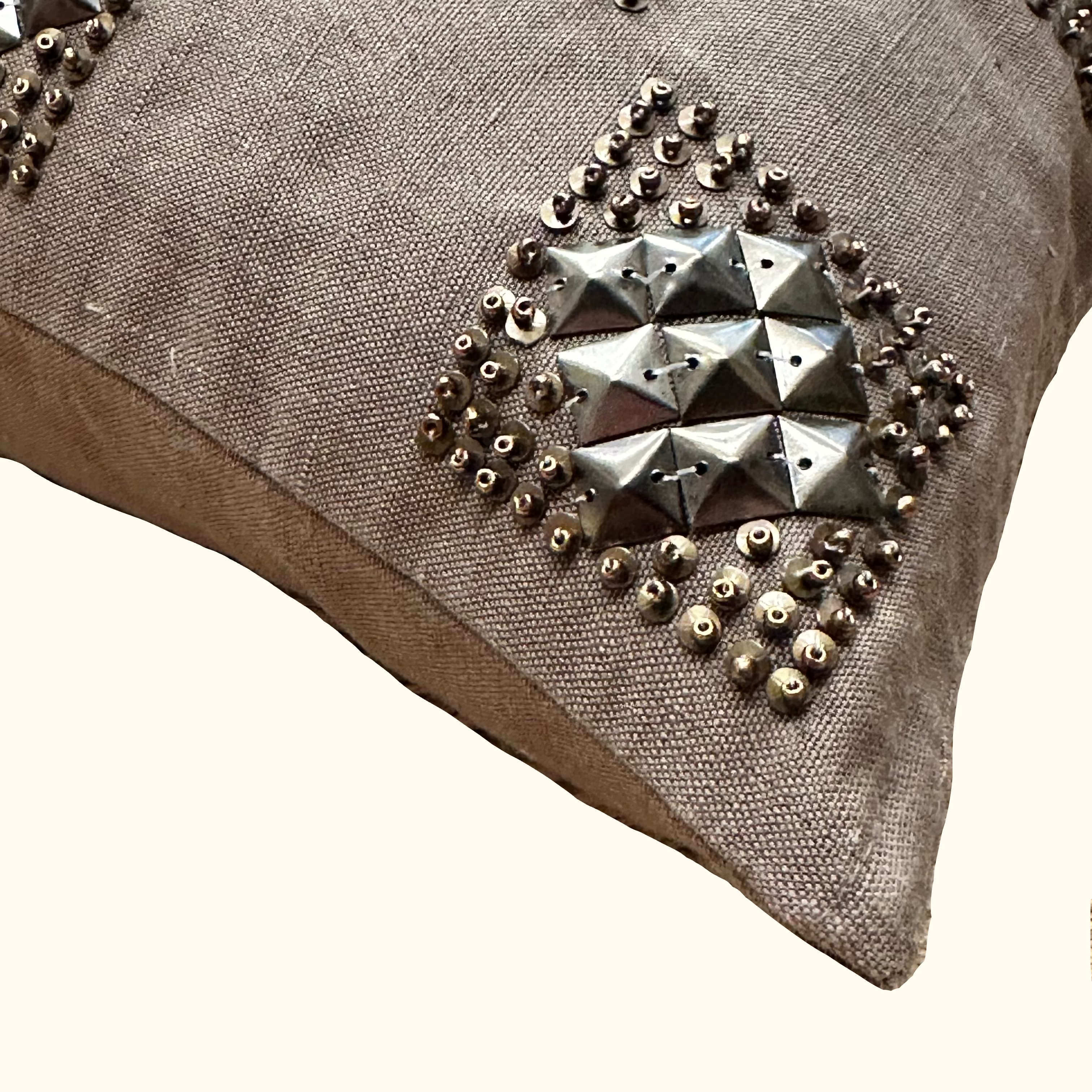 Alloy-20x20-Pillow