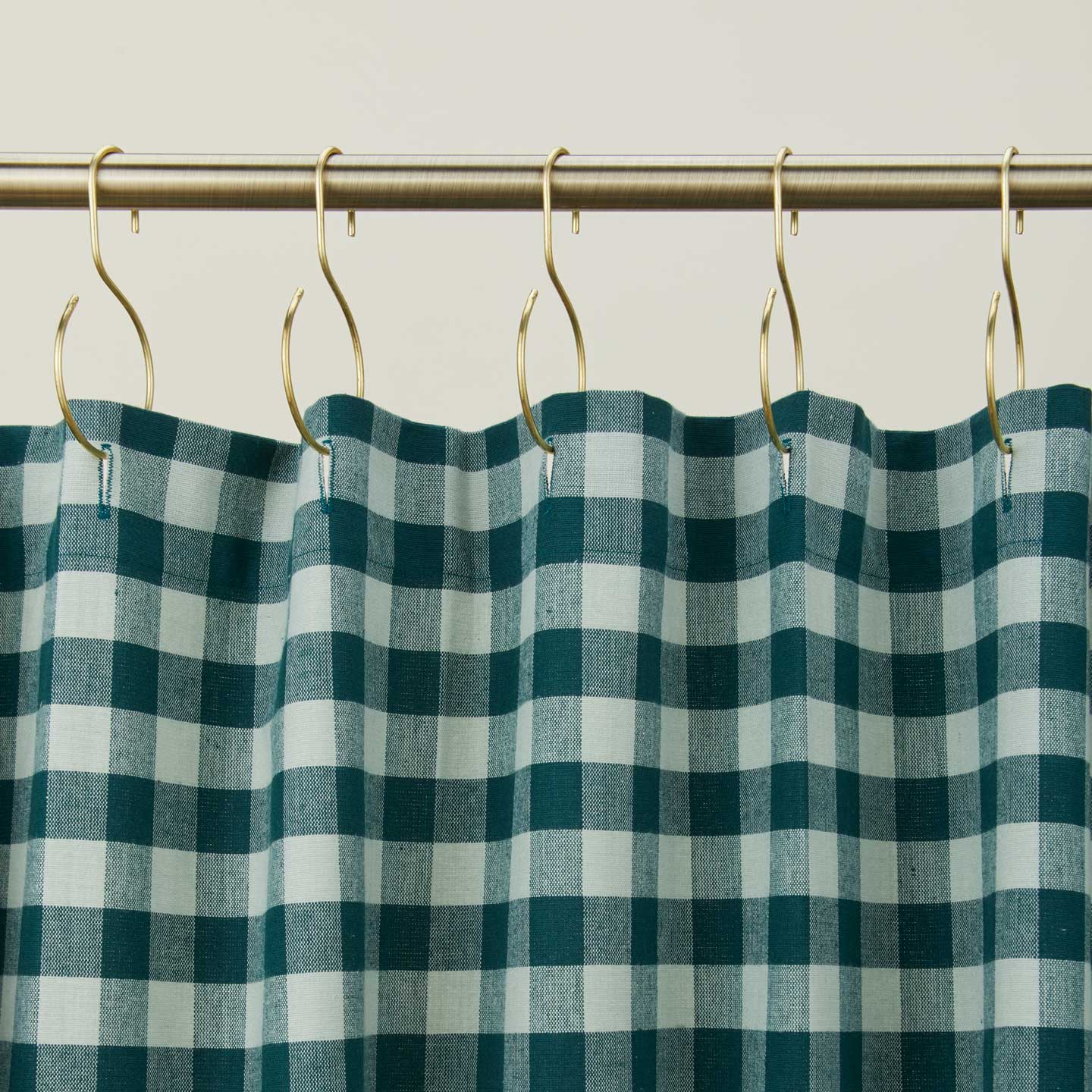ESSENTIAL GINGHAM SHOWER CURTAIN